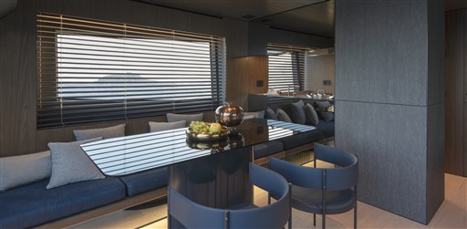 19_BMF6236 main saloon