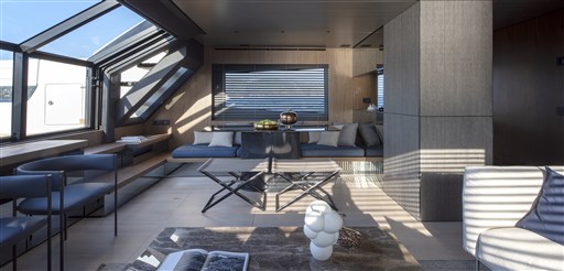 16_BMF6189 main saloon