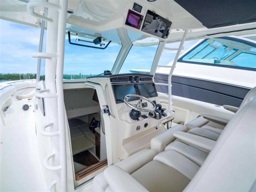 boston-whaler-outrage-38-76771020222651556648525249684566x