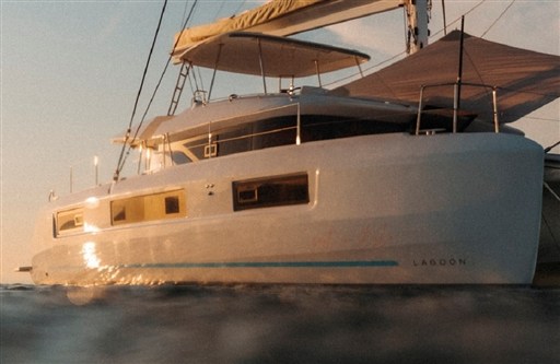 catamaran-lagoon-51-iconic-slider-01_0 (1).jpg