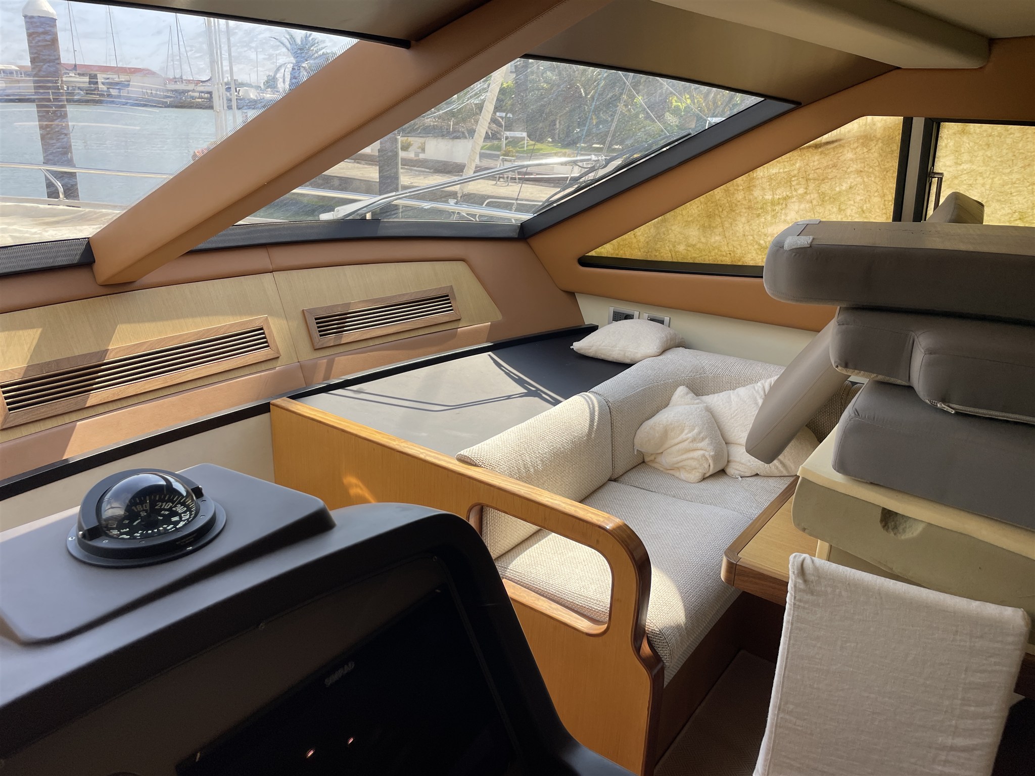 Ferretti Yachts Altura 690
