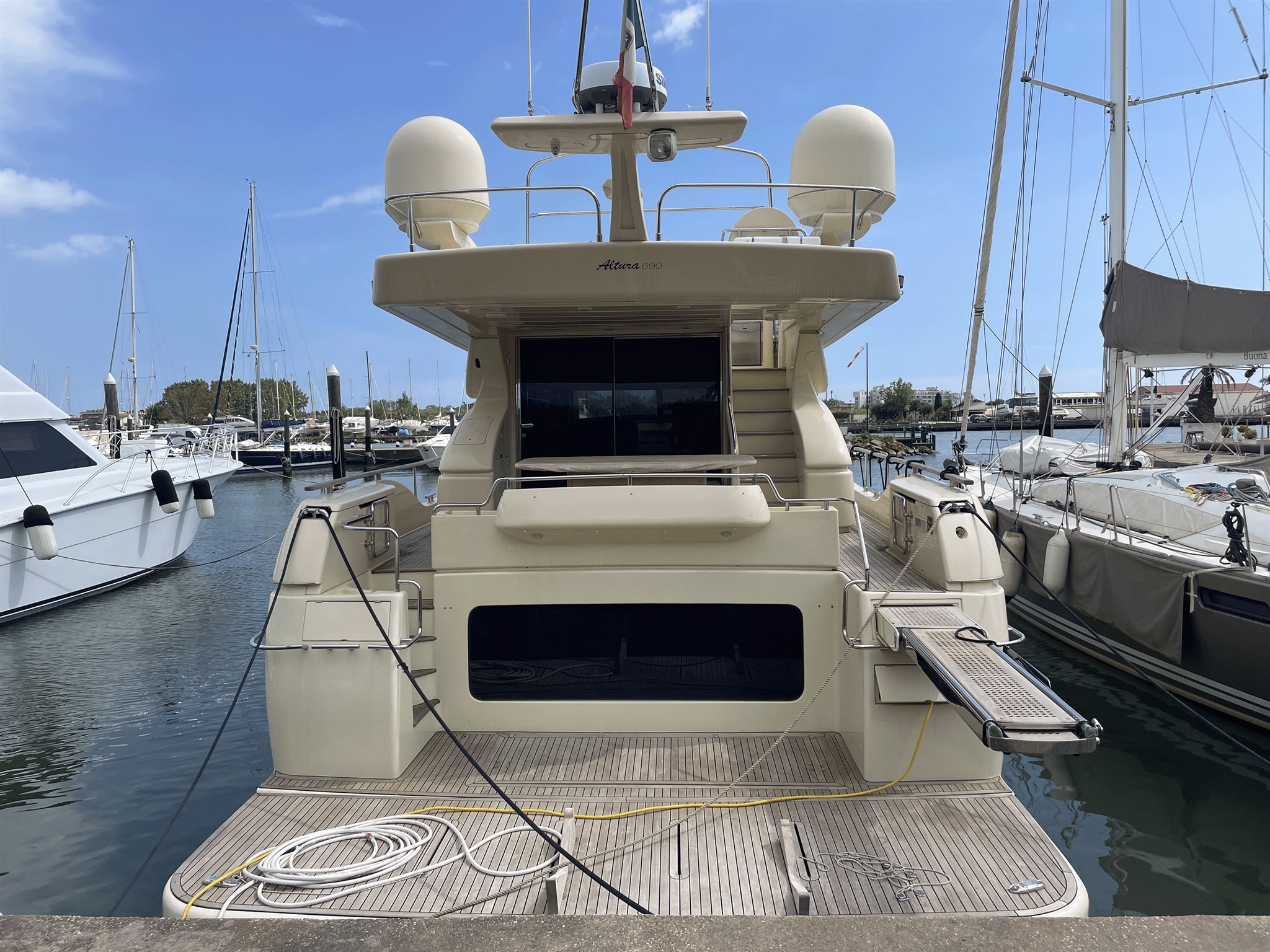 Ferretti Yachts Altura 690