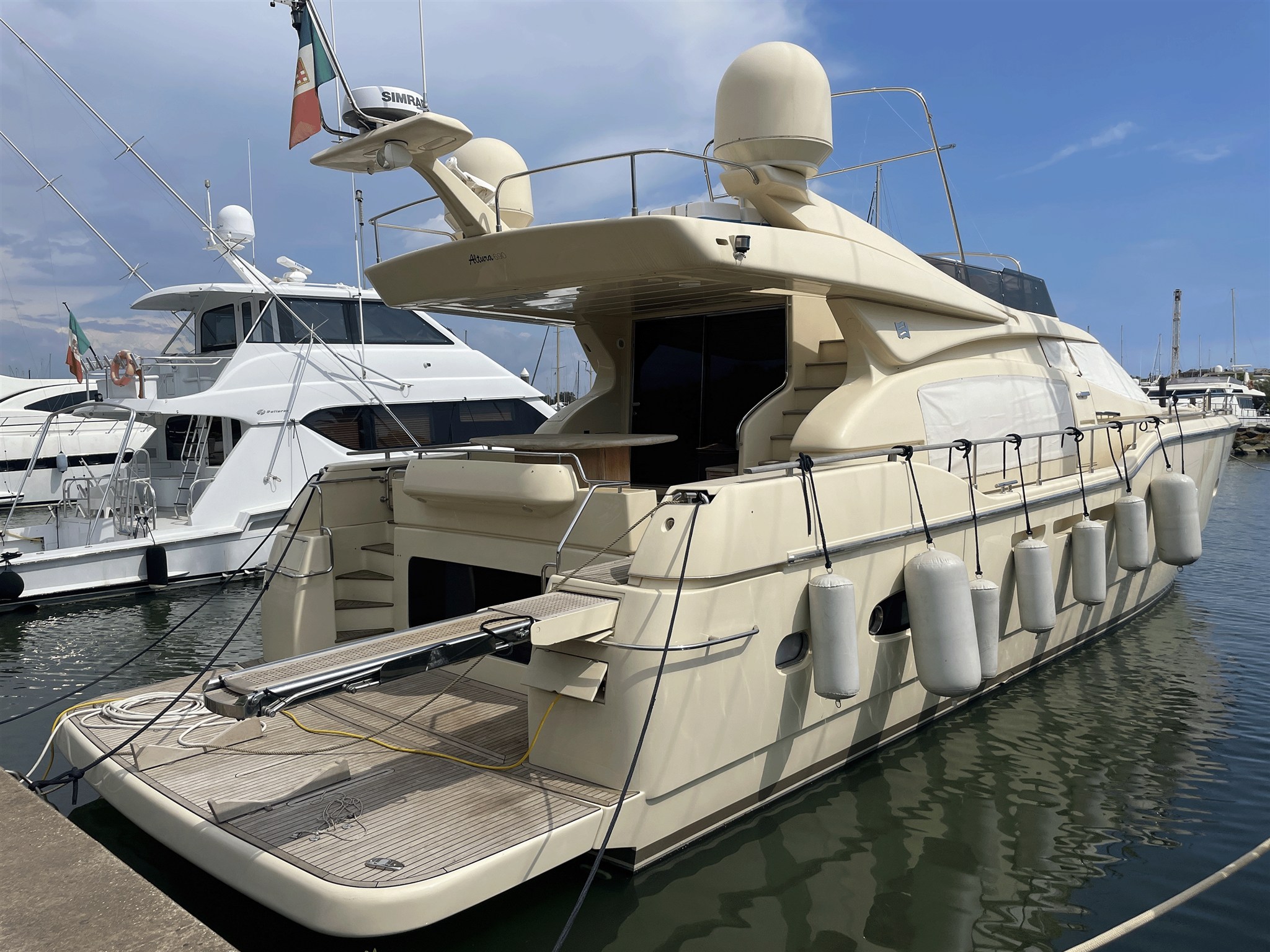 Ferretti Yachts Altura 690