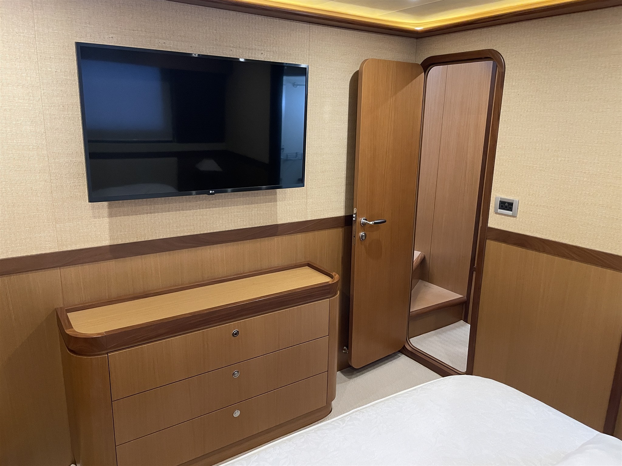 Ferretti Yachts Altura 690