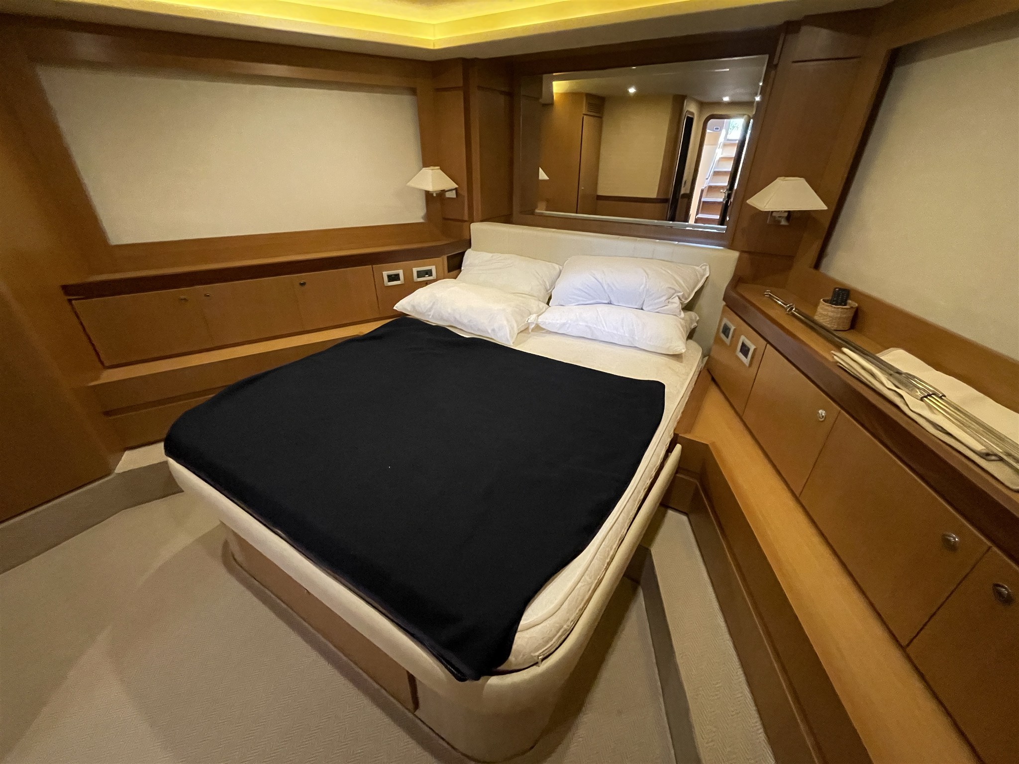 Ferretti Yachts Altura 690