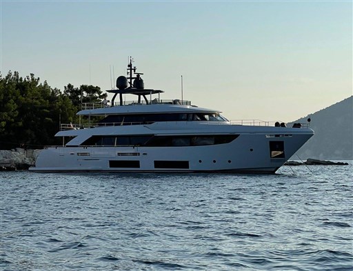 Custom Line Navetta 33