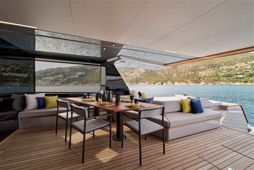 Wally_wallywhy200_Main deck-0001