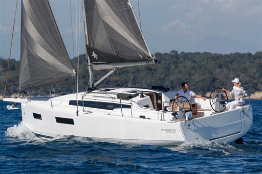 Sun_Odyssey_350-Gilles_MARTIN-RAGET-4948-800px.JPG