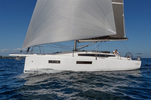 Sun_Odyssey_350-Gilles_MARTIN-RAGET-4952-800px.JPG