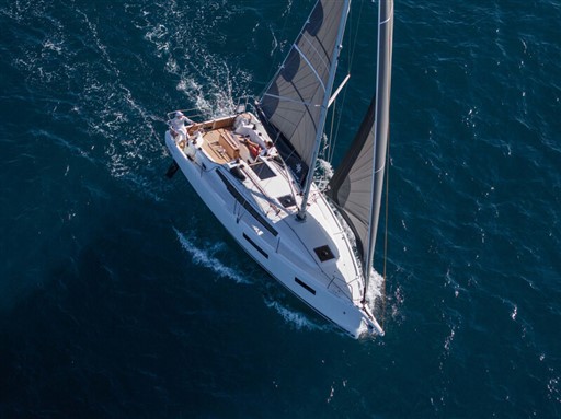 Sun_Odyssey_350-Gilles_MARTIN-RAGET-4951-800px.JPG