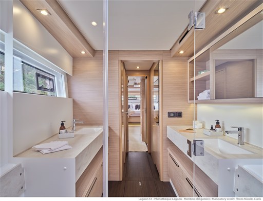 LAGOON-51-INTERIOR-25