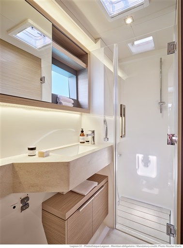 LAGOON-51-INTERIOR-24