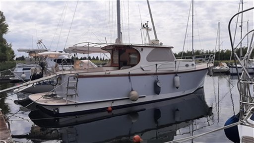 El Sentio aft quarter view