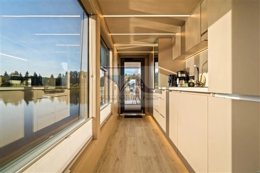 Lake Suite 13