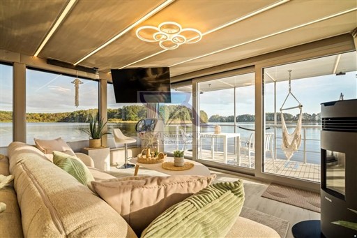 Lake Suite 8