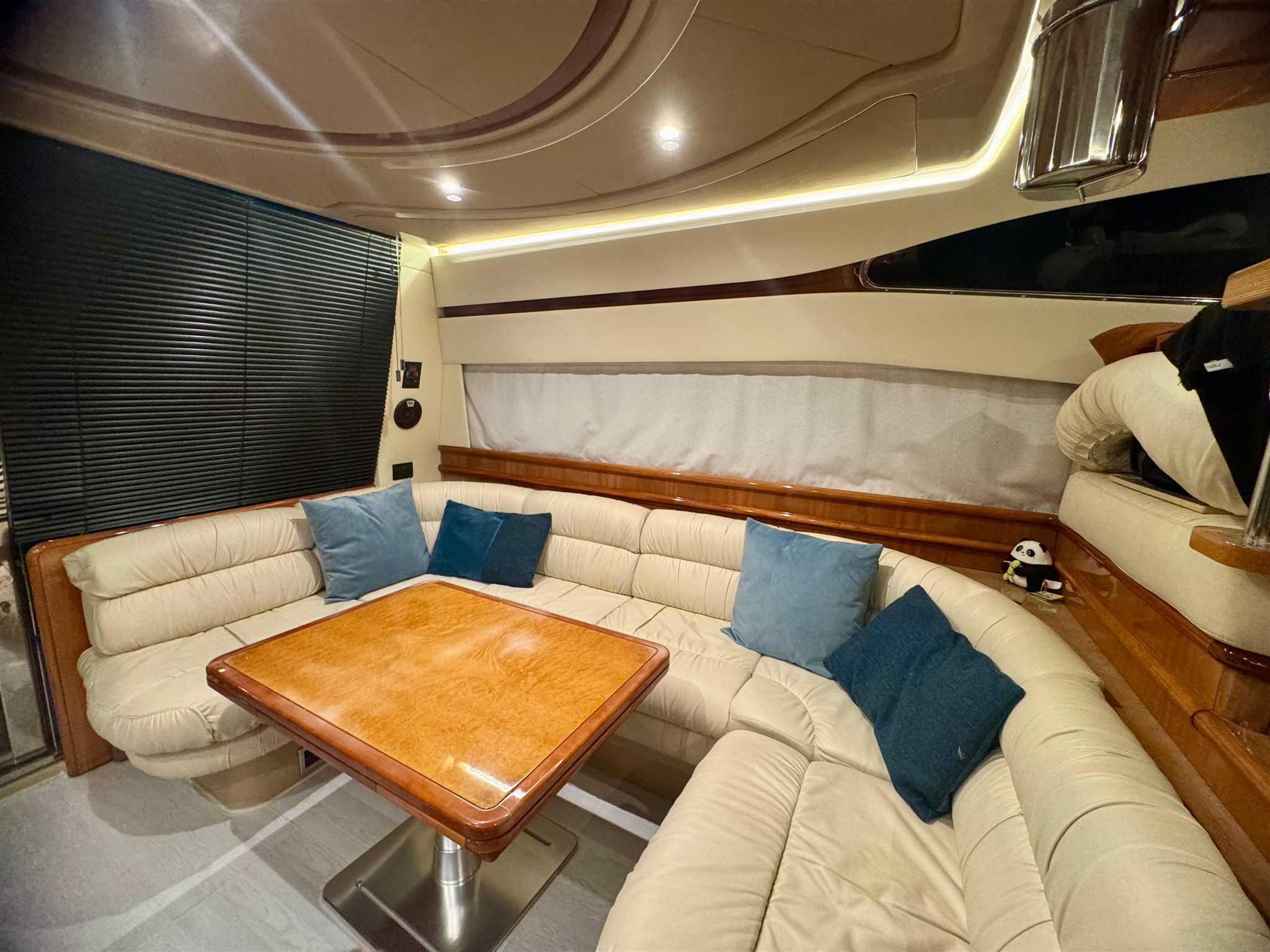 Ferretti 46 salone