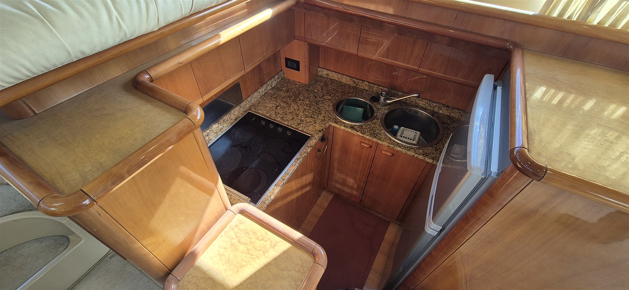 Ferretti 46 cucina