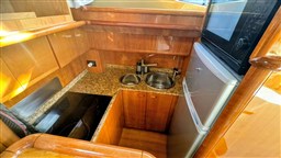 Ferretti 46 cucina