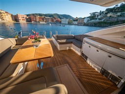 PrincessV70 Cockpit wetbar