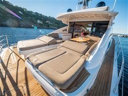 Princess V70 Cockpit sun tri