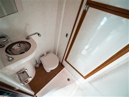 Princess V70 Crew bath