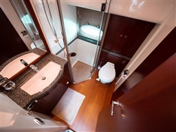 Princess V70 guest bath