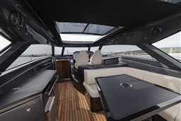 Focus 44_panoramica pozzetto divano e tavolo