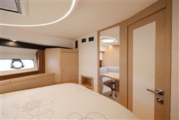 Focus 44_cabina armatore matrimoniale prua panoramica con ingresso
