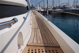 Fairline Squadron 62_camminamento laterale in teak