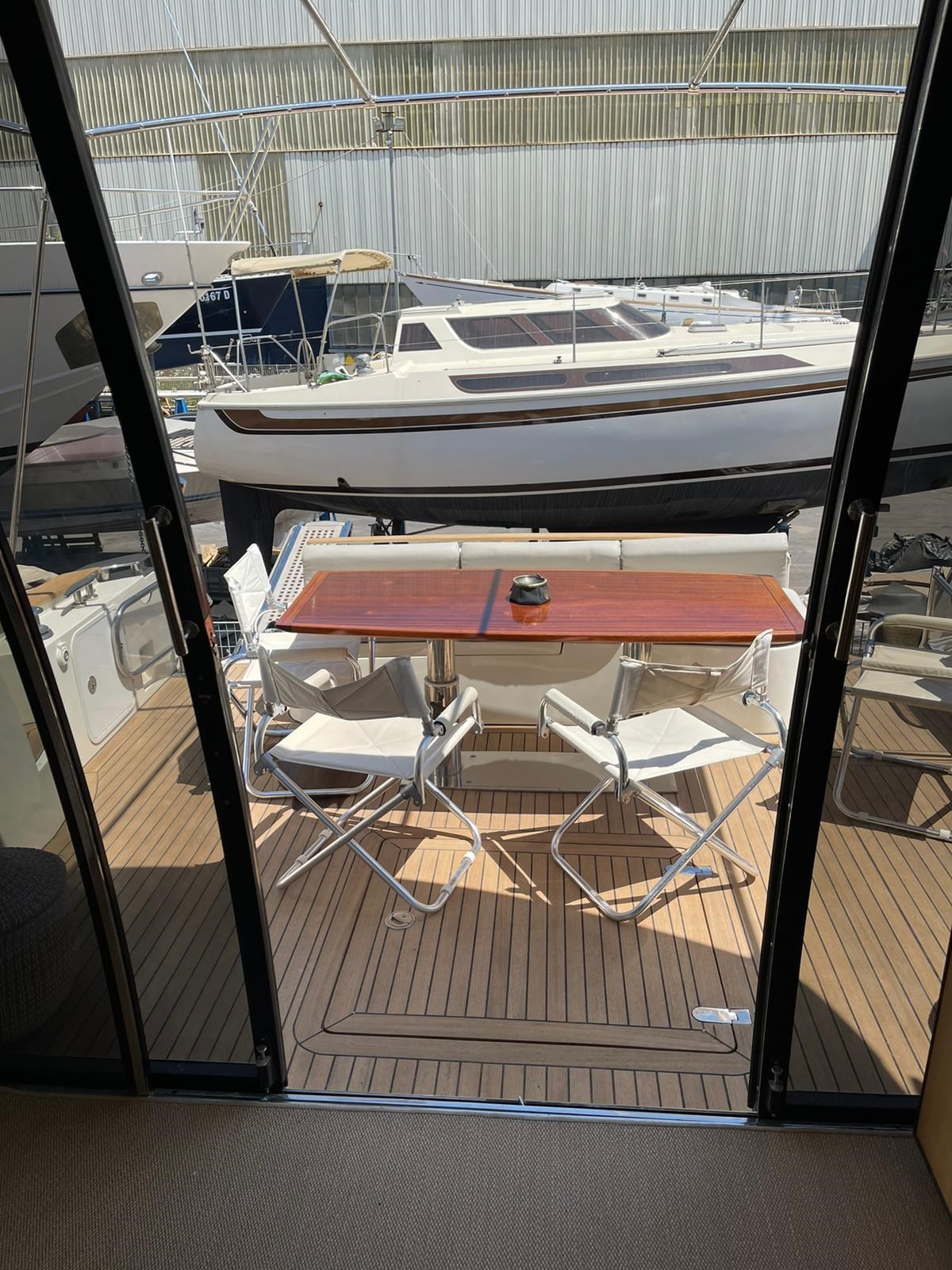 Goldstar 540 S_tavolo e divano pozzetto_up 2022