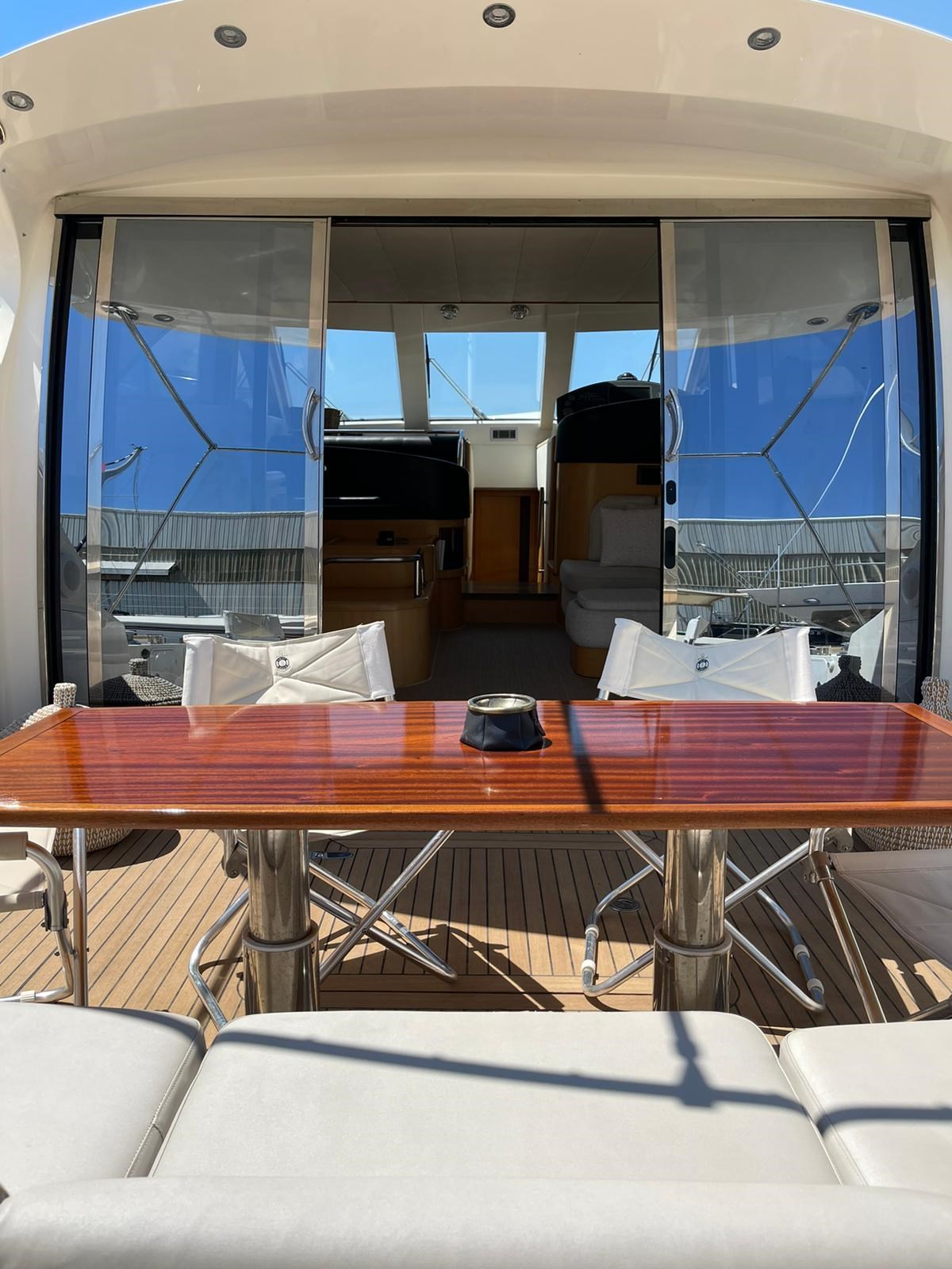 Goldstar 540 S_tavolo e divano pozzetto e porta ingresso_up 2022