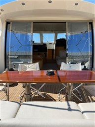 Goldstar 540 S_tavolo e divano pozzetto e porta ingresso_up 2022