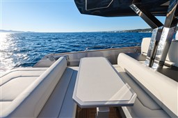 Focus Forza 37_tavolo pozzetto e divani da lato