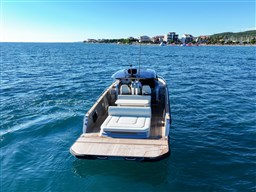 Focus Forza 37_plancia di poppa e prendisole rada