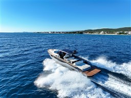 Focus Forza 37_profilo sinistro da poppa planata scia