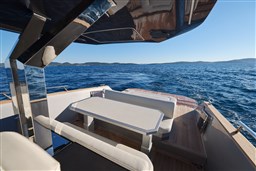 Focus Forza 37_tavolo pozzetto e divani