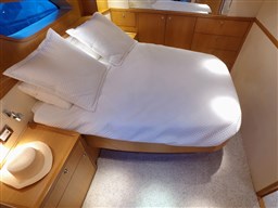 BERTRAM 540_letto cabina centro barca