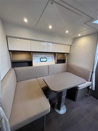 Beneteau Gran Turismo 45_divano e tavolo interni