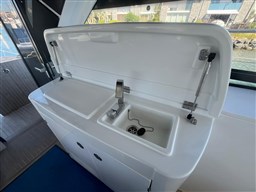 Beneteau Gran Turismo 45_lavandino in pozzetto