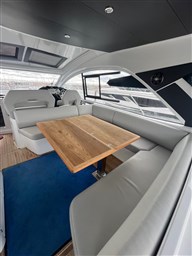 Beneteau Gran Turismo 45_divano e tavolo pozzetto interno