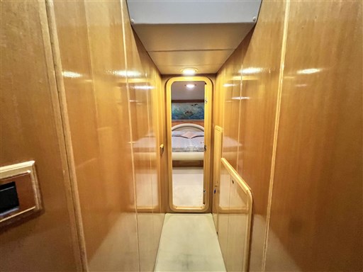 Piantoni 63 Corridoio verso cabina armatoriale a centro barca 