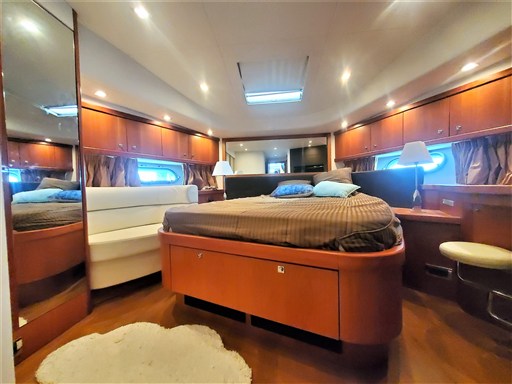 Sunseeker Manhattan 70Vip a prua