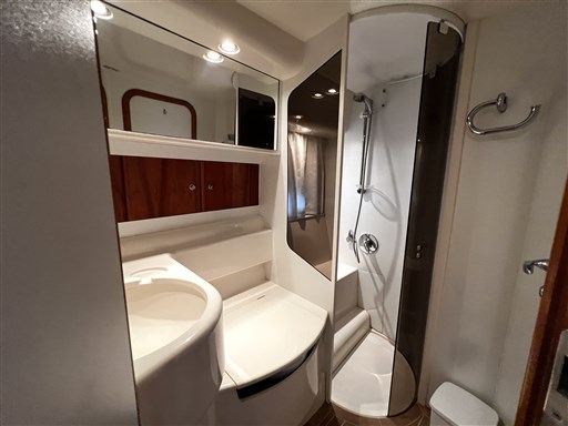 Princess V42 Bagno con accesso privilegiato per cabina armatore