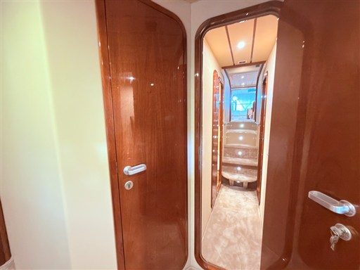 Ferretti 165-28-corridoio