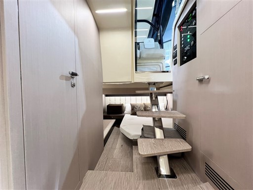 Invictus 370 GT Vista da centro barca la cabina matrimoniale di poppa.