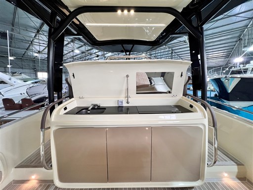Invictus 370 GT Cucina esterna aperta
