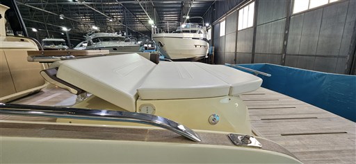 Invictus 370 GT Divano di poppa allungato
