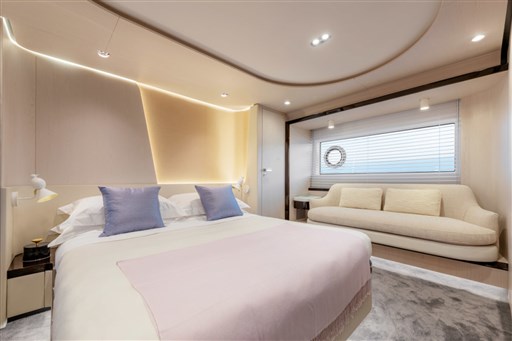 Azimut 78 Fly, owner's stateroom
