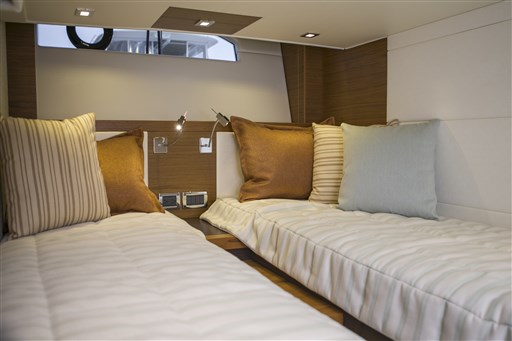 Tiara 44 Coupe guest cabin