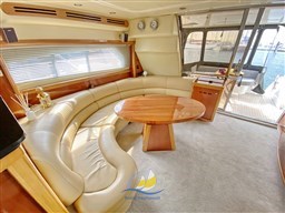 T52 # Salon mit Sofa